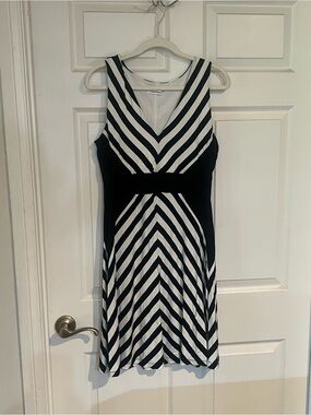 Calvin Klein Black & White Chevron V-Neck Mini Dress